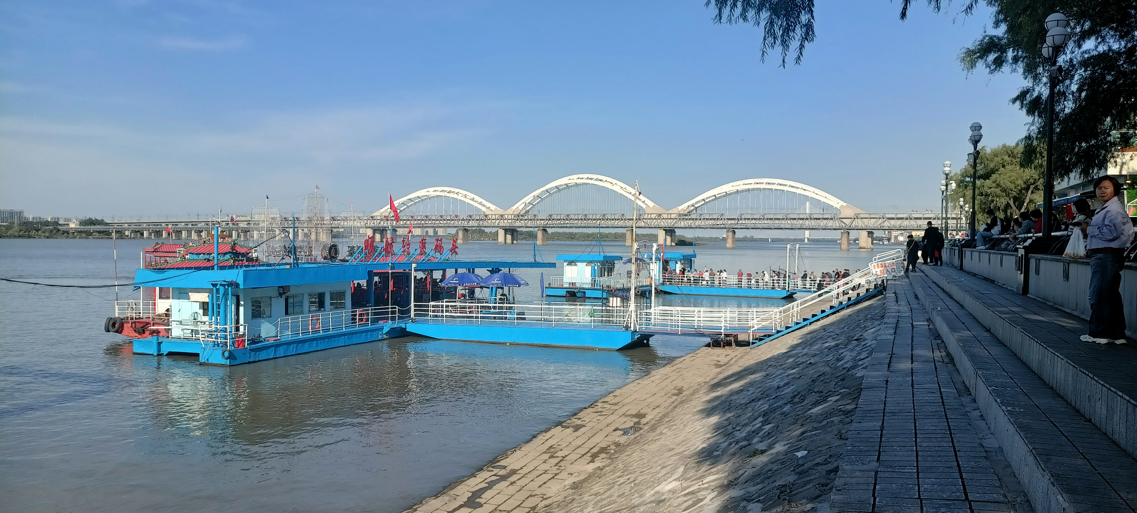 美丽的松花江~ 松花江水波连波,浪花里飞出欢乐的歌,歌唱天鹅项下珍珠