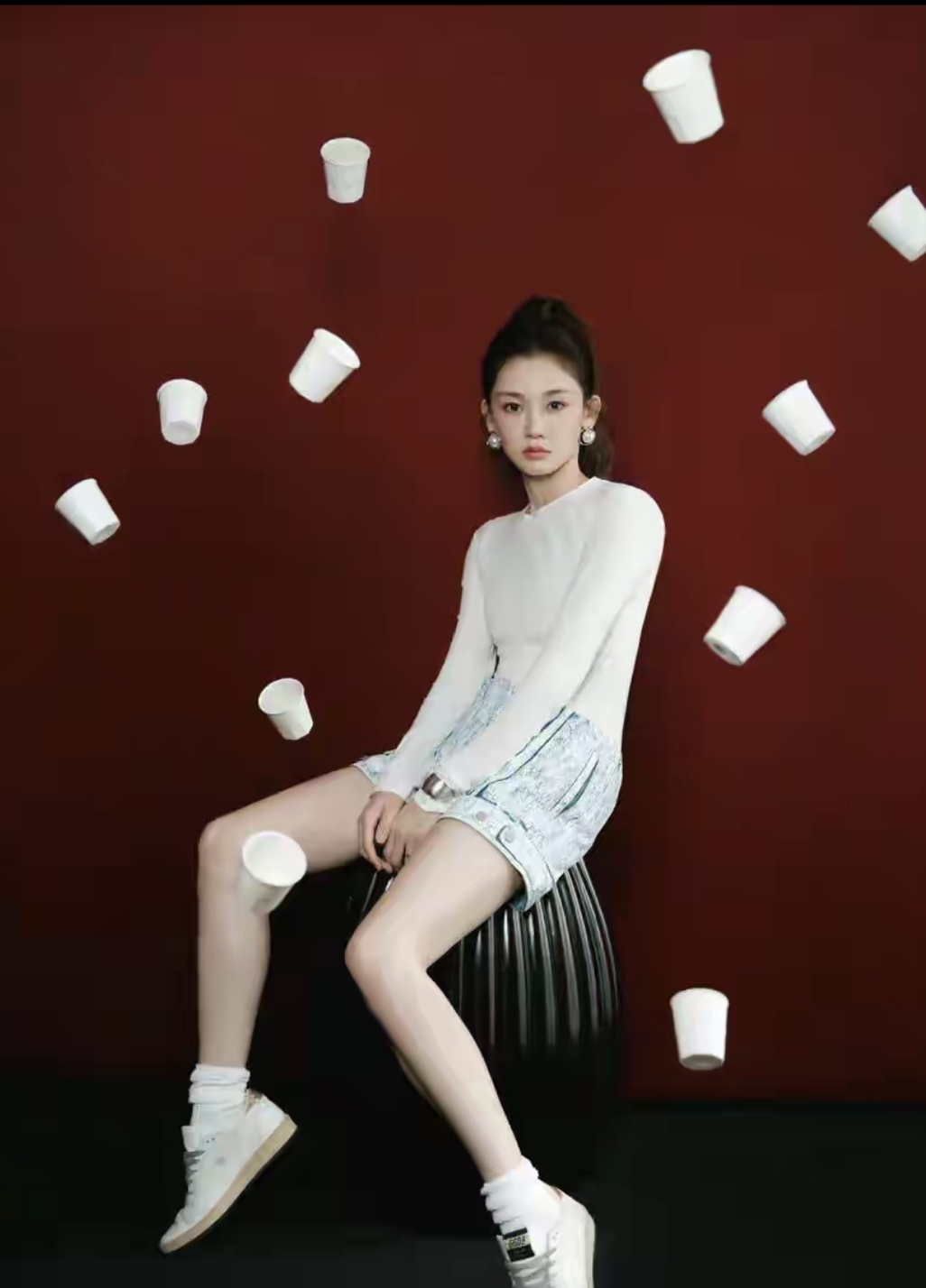 苗苗的一组写真美照,一袭牛仔短裙秀美腿,头扎高马尾,气质冷艳