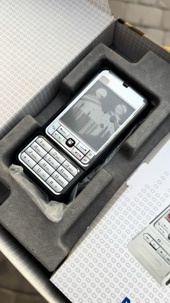 nokia 3250  一部来自2006年的手机