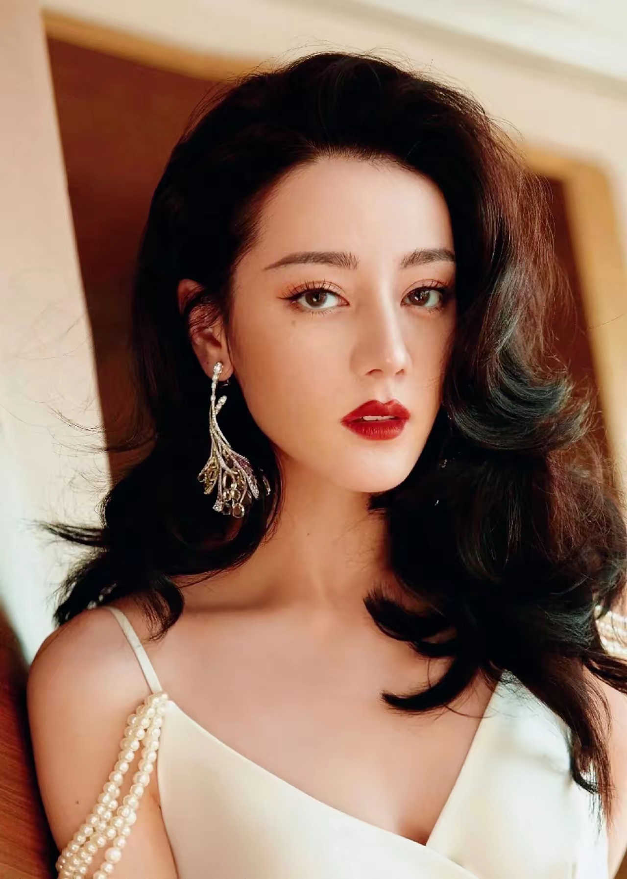 迪丽热巴大波浪卷发披肩,红唇轻启娇艳欲滴