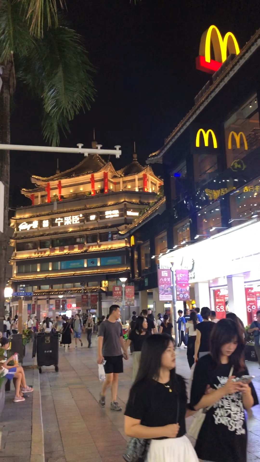 深圳的东门老街最近挺冷清,客流量急剧下滑哈