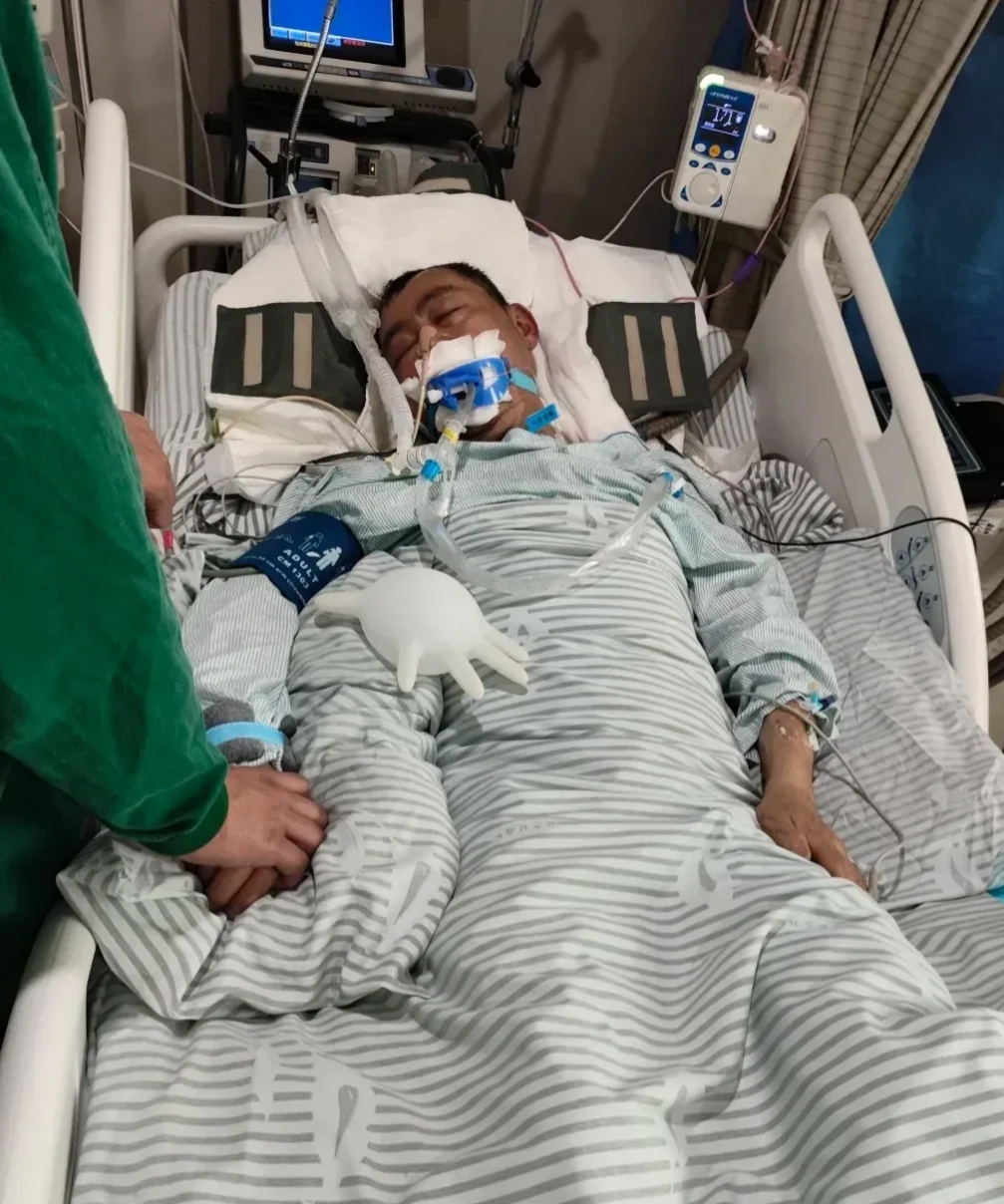 昨天,他在情人家中突发心脏病,被送进了医院