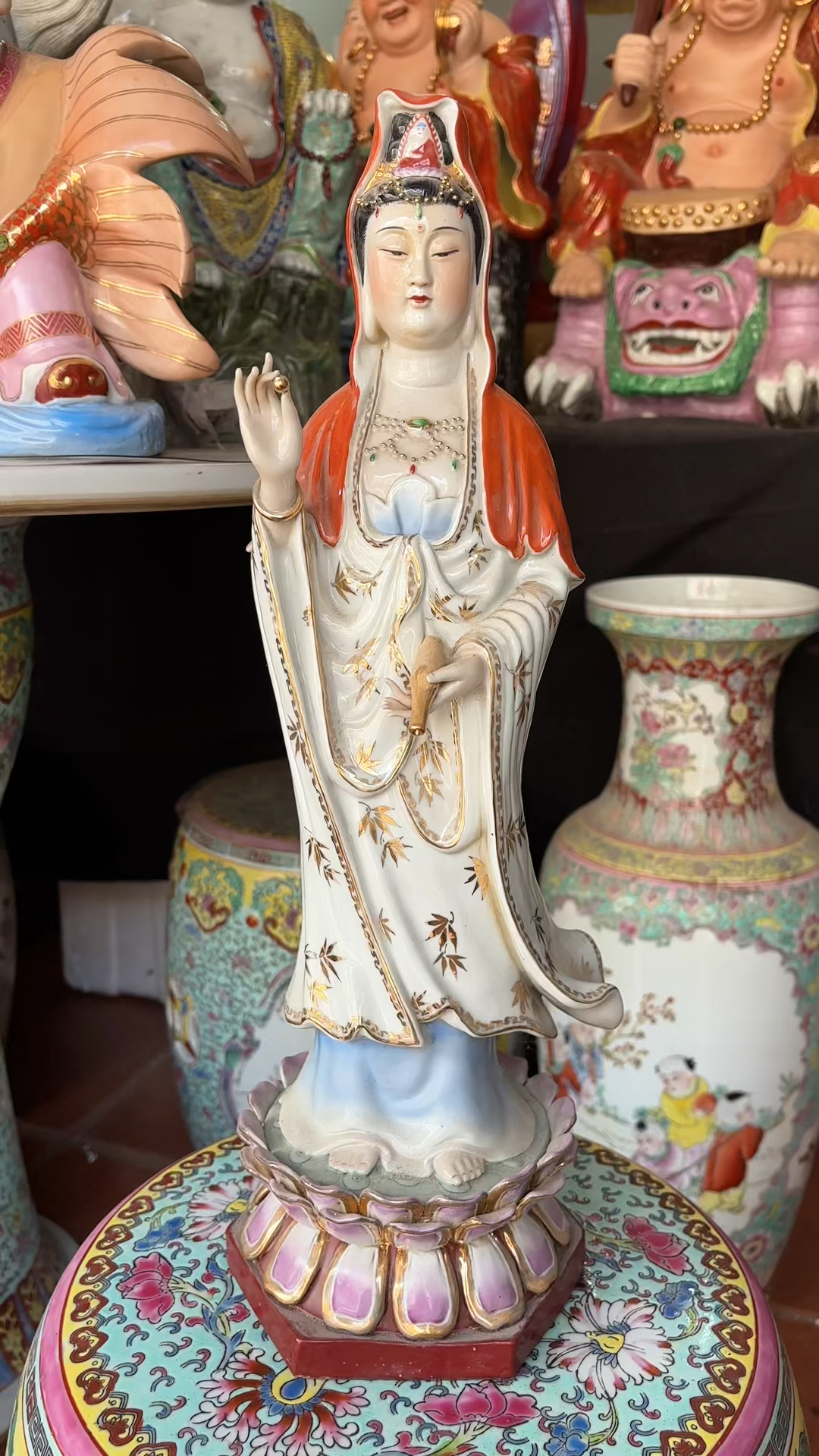 站莲滴水观世音菩萨尊像,景德镇手工陶瓷粉彩非遗传承雕塑摆件