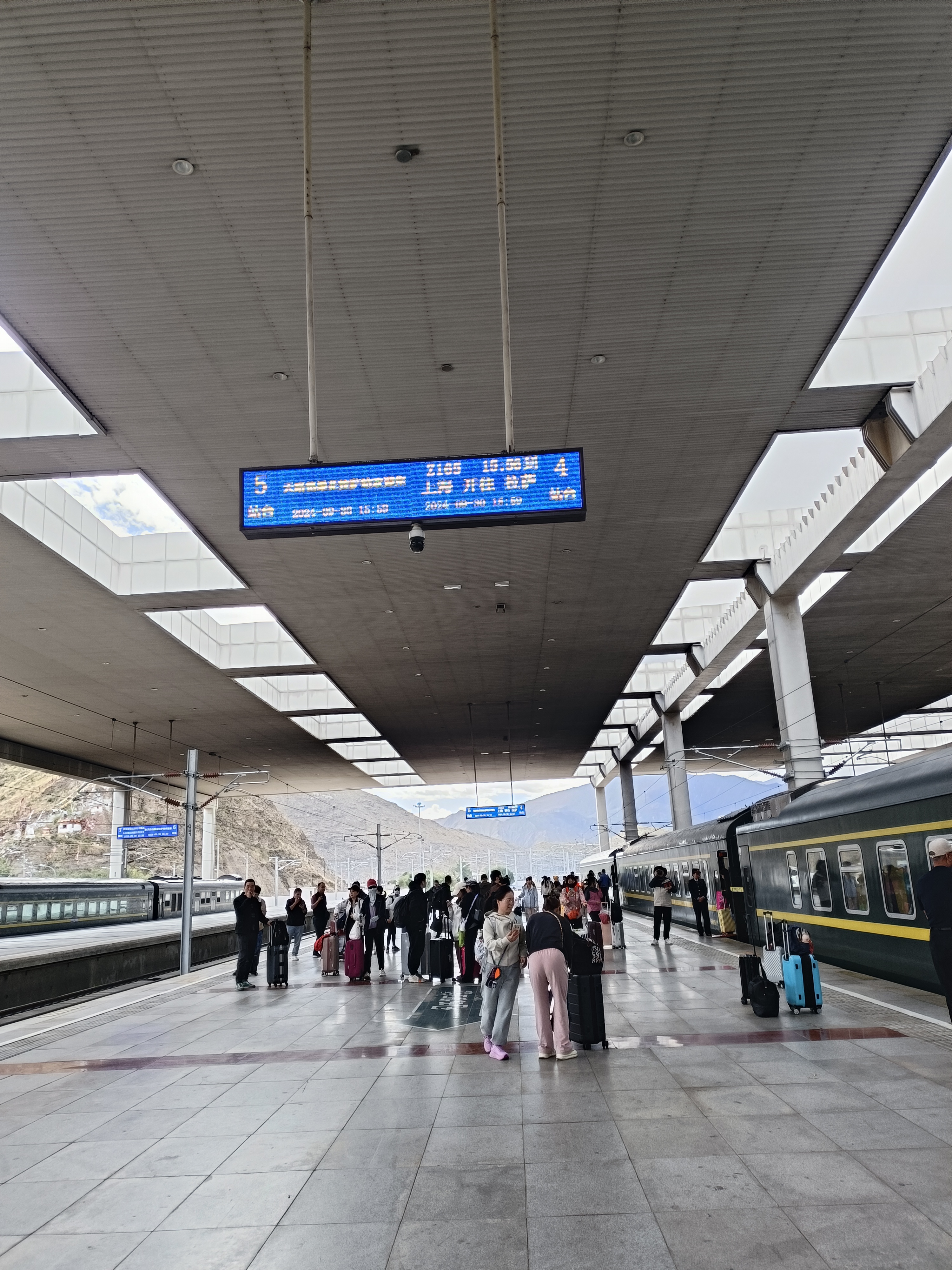 15年没来拉萨,都不认识了,比之前更加繁华,甚至有点热闹过头