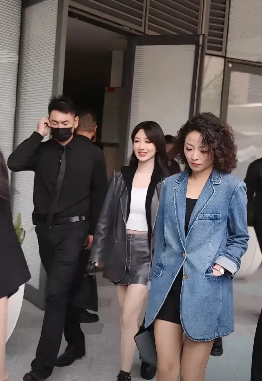 真是有些尴尬杨紫在成都出席活动时竟意外地被助理抢去了不少风头