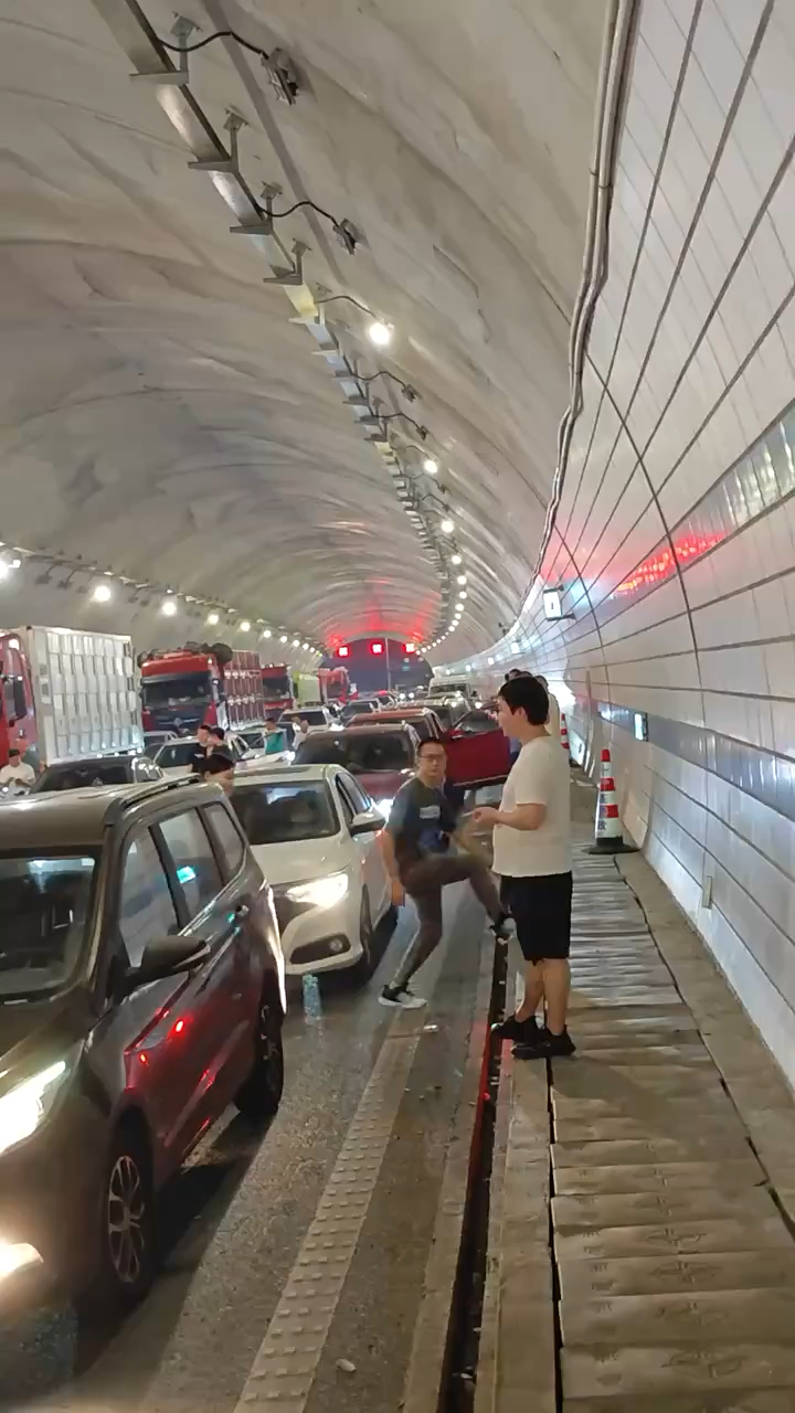 国庆节放假,又是大堵车,堵在隧道里动都动不了了