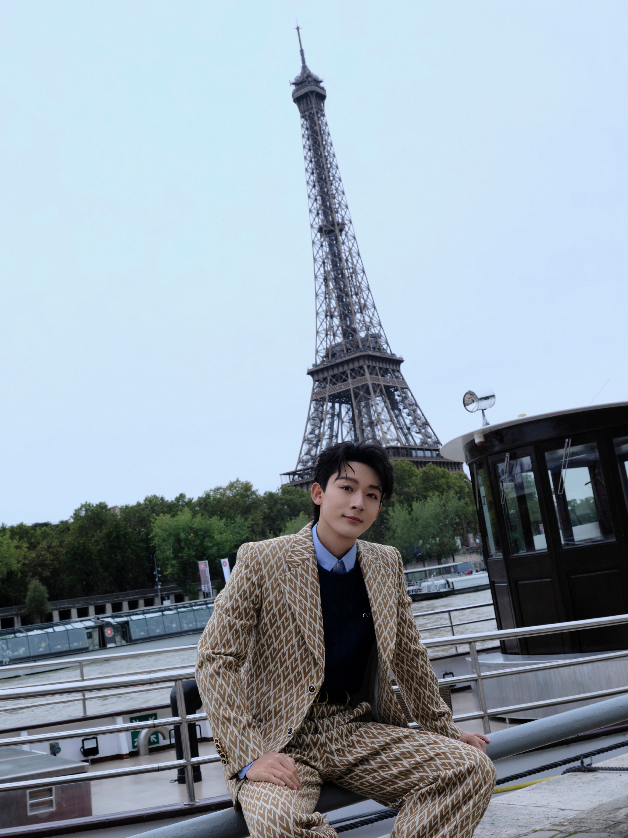 张晚意这衣服看着时尚吗?感觉他不太适合太潮