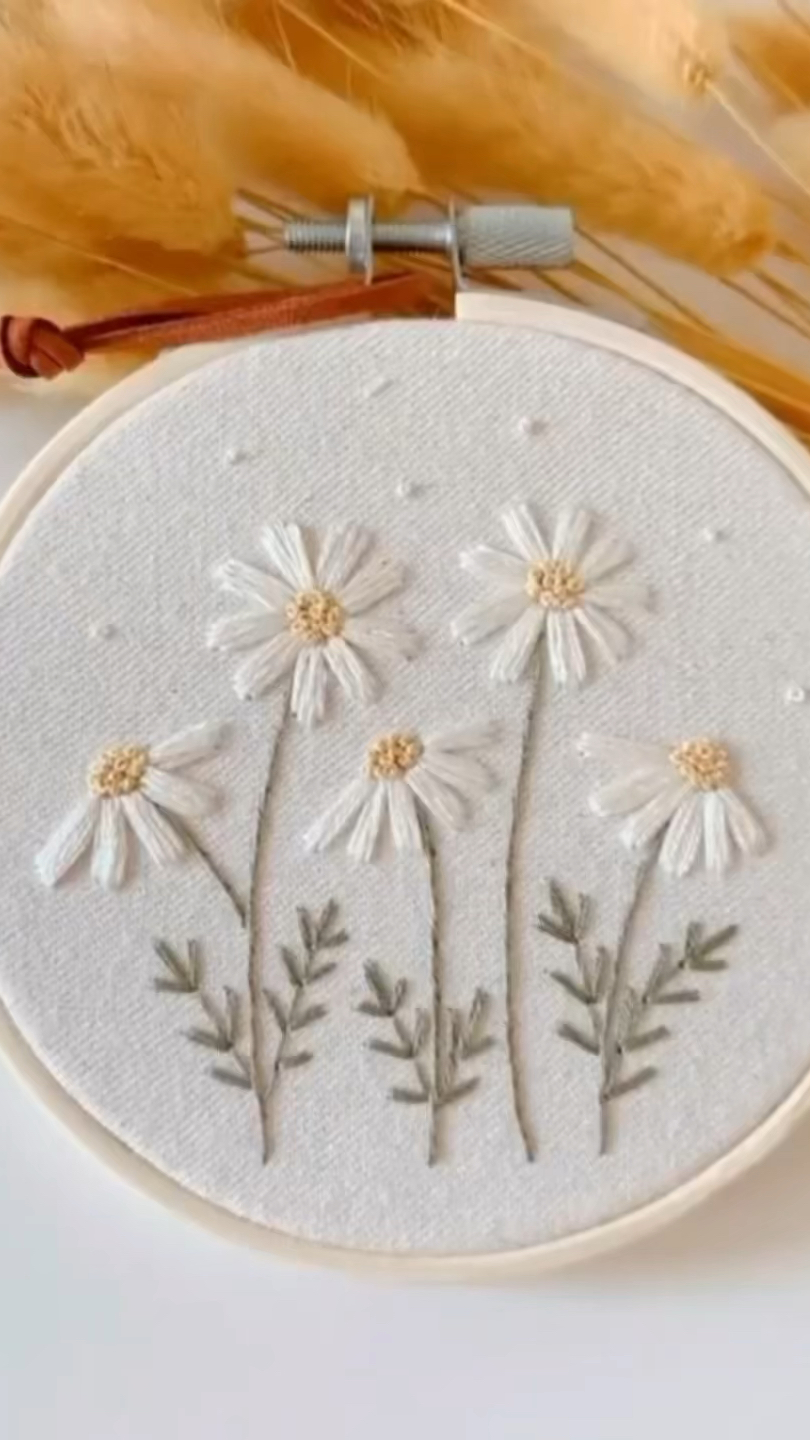 雏菊刺绣,针法和配色都挺简单,但效果是极好的.#刺绣