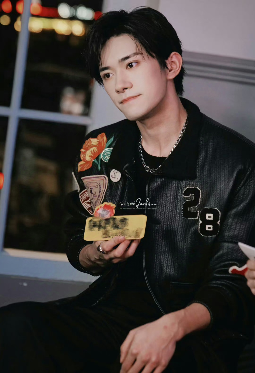 易烊千玺巴黎时装周又是一身超季奢牌,状态松弛自然