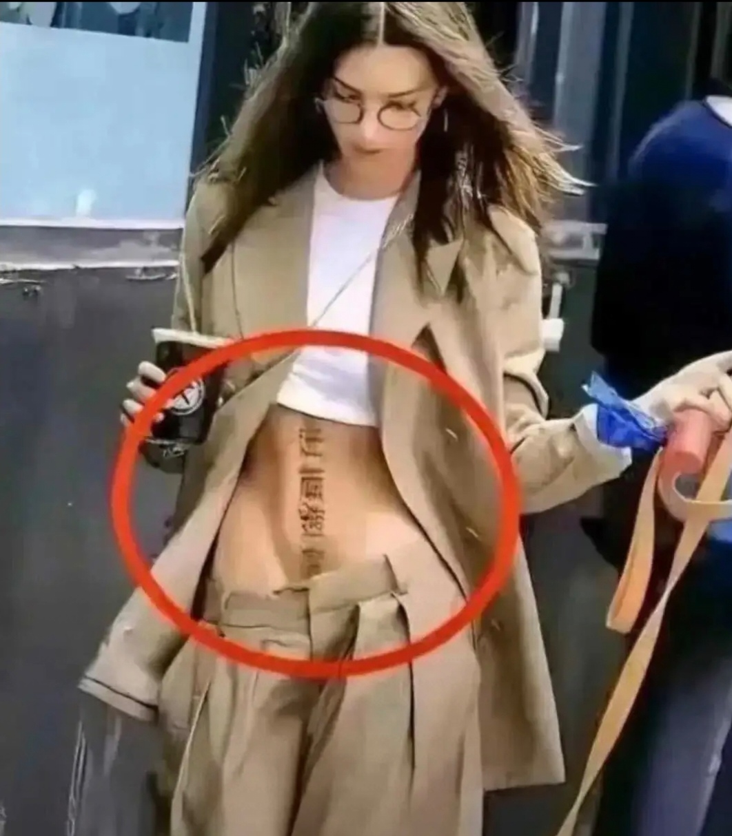 美女肚子上的一个小刺青,竟然在网上引起了轩然大波
