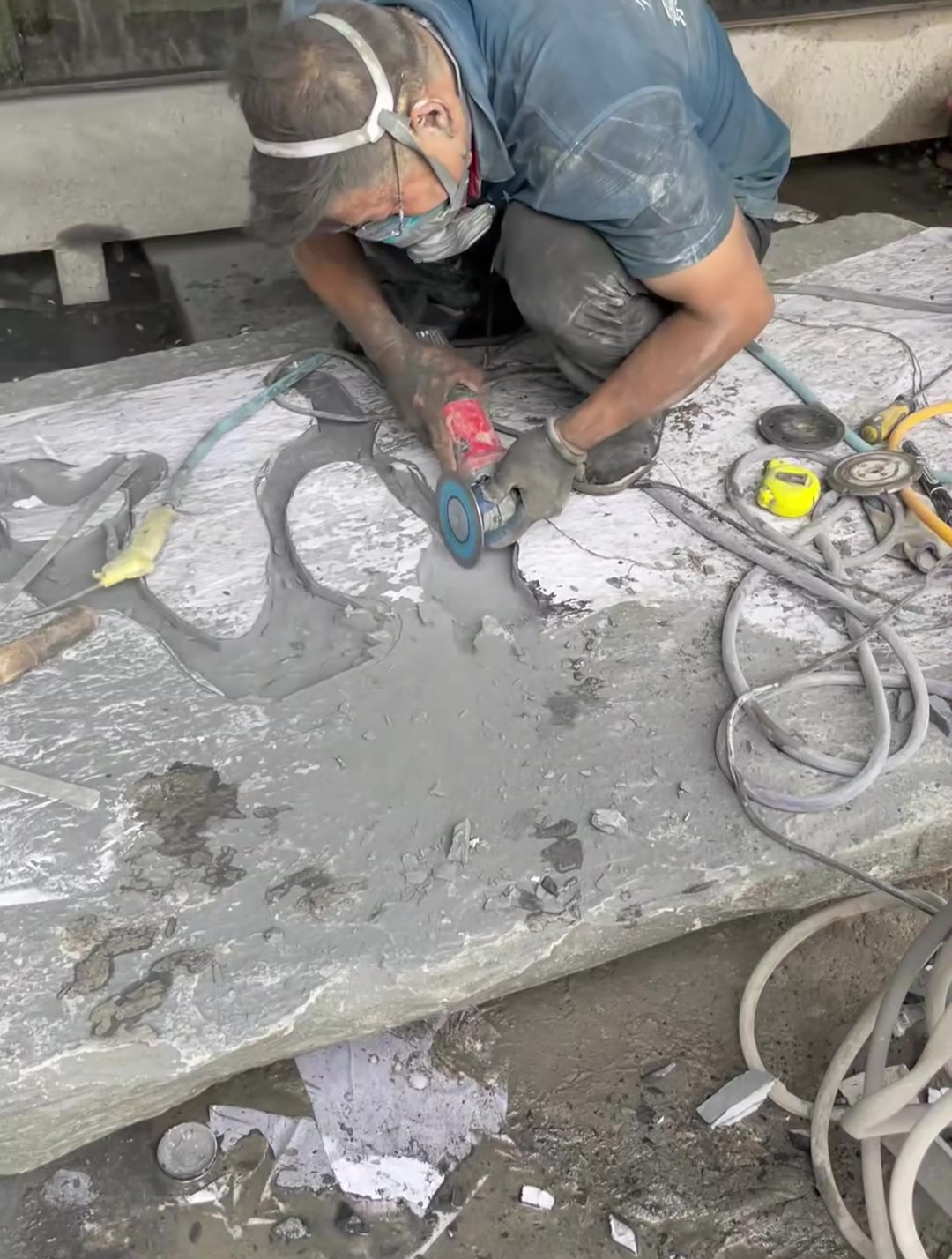 师傅把石头雕刻成清泉石上流原石茶台,大家瞧这手艺怎么样