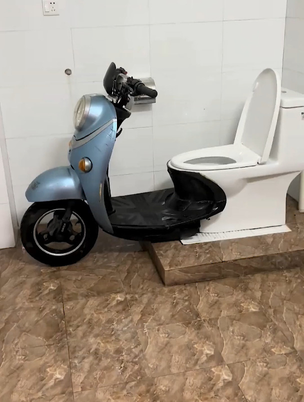 牛人将爱车改装到卫生间,"驾驶"效果惊人