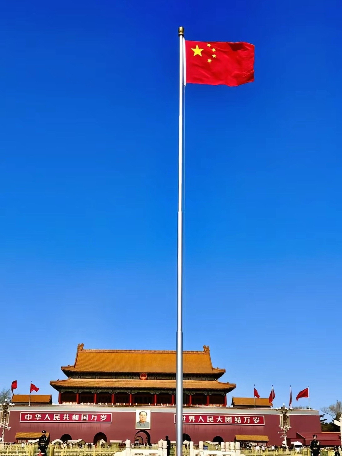 每当目睹五星红旗迎风飘扬,那猎猎红旗似火焰在心中燃烧,一股强烈的