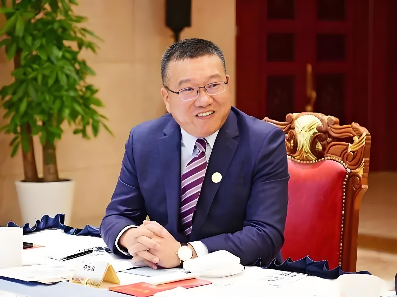 职场风云再起,女员工提出离职,强哥却用意想不到的方式回应!