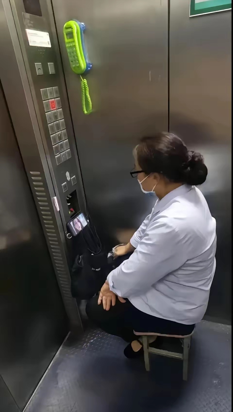 这是专用电梯,中央运输集中管理使用,非病员检查手术运输不能使用