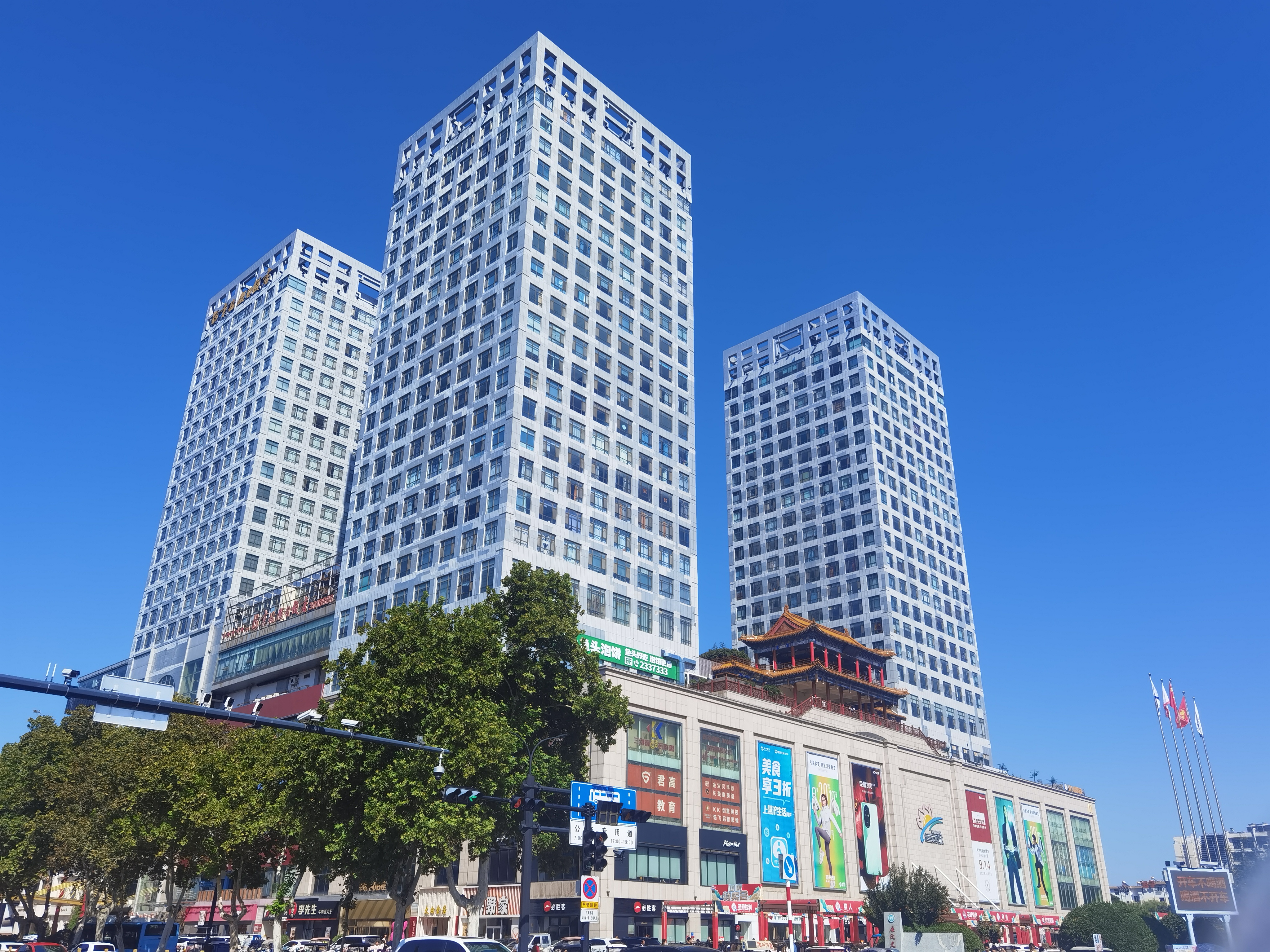 在这喜庆的日子里,祝福我们伟大的祖国繁荣昌盛,国泰民安!