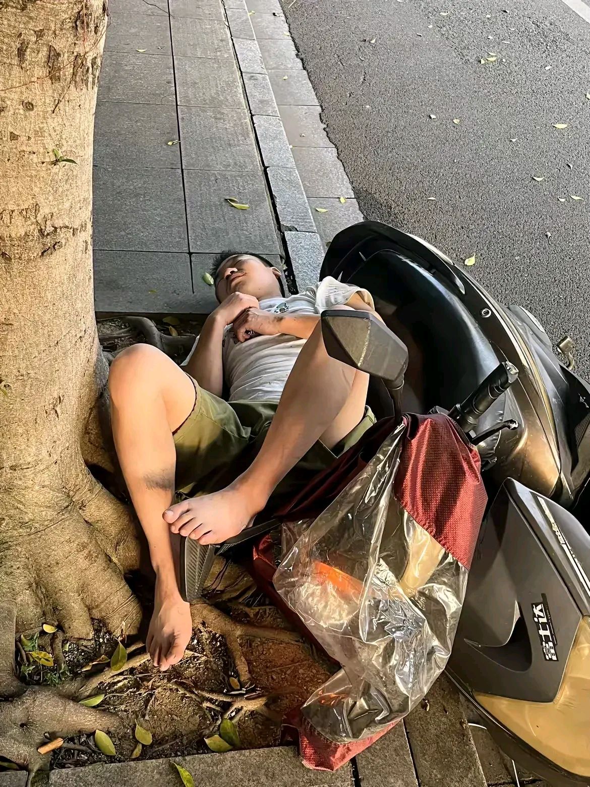 这是喝了多少酒?醉成这个样子.一大男人在路边睡觉打呼噜