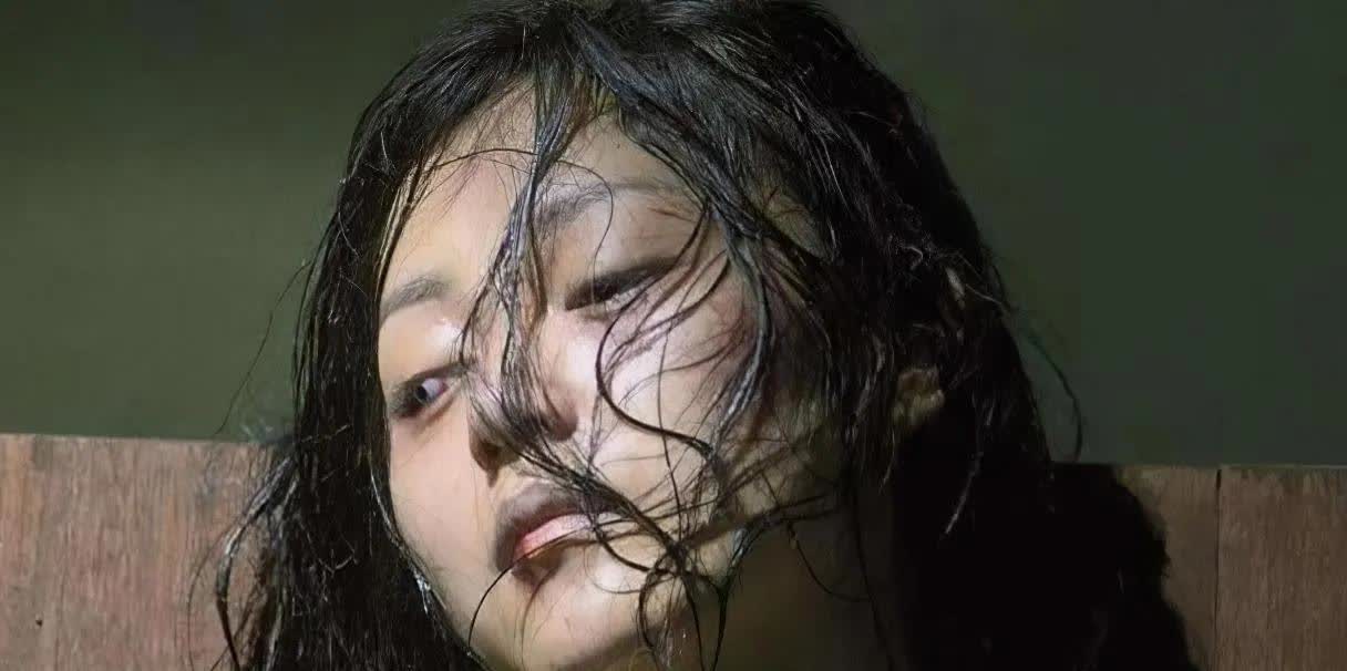 为了打下女儿肚里的孩子,父亲用木杠在她肚子上擀