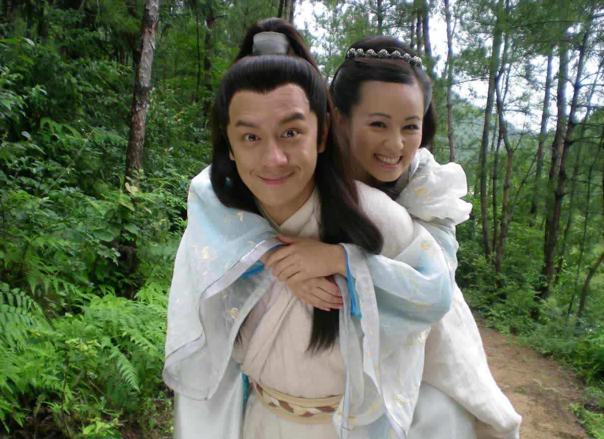 他中了状元,皇上想让他做驸马,他撒谎从未婚配,他就成了驸马.