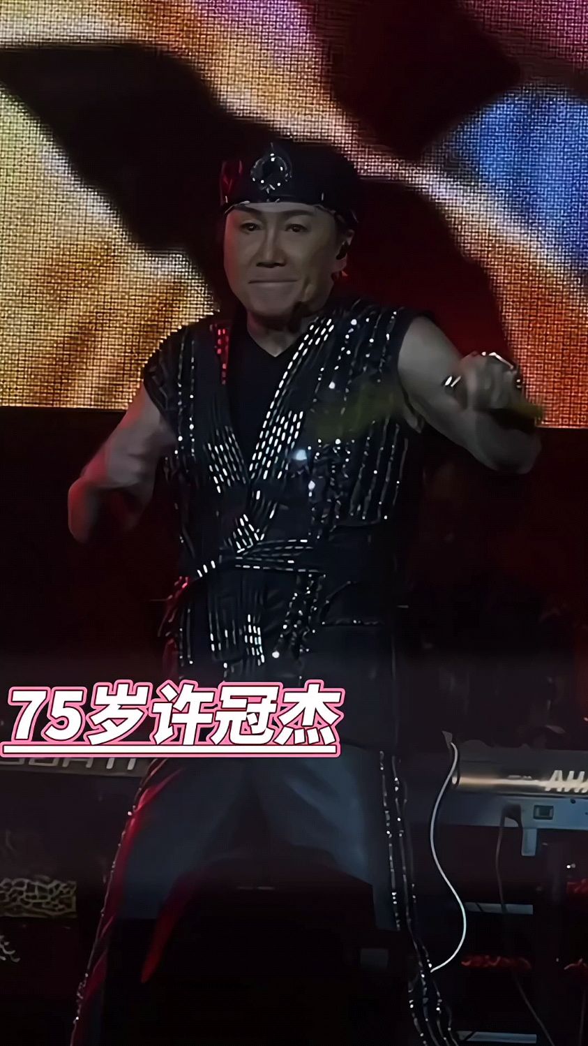 75岁许冠杰宝刀未老,演唱会致敬李小龙耍双截棍有模有样!#许冠杰