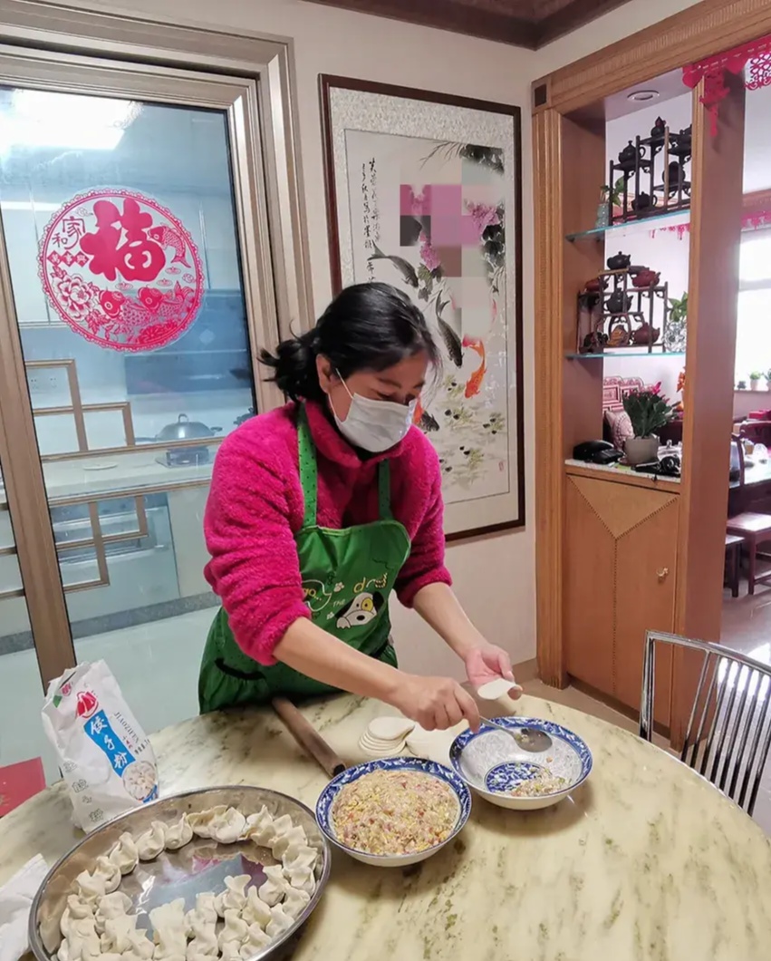 我怕她买的菜不好,她连菜市场都不用去,多轻松婆婆包饺子婆媳 打扫