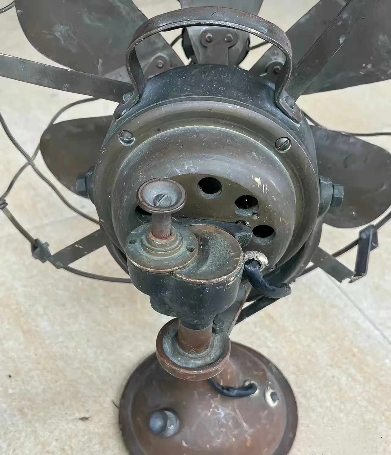 这样的老古董电扇,一百块钱收了会不会亏?