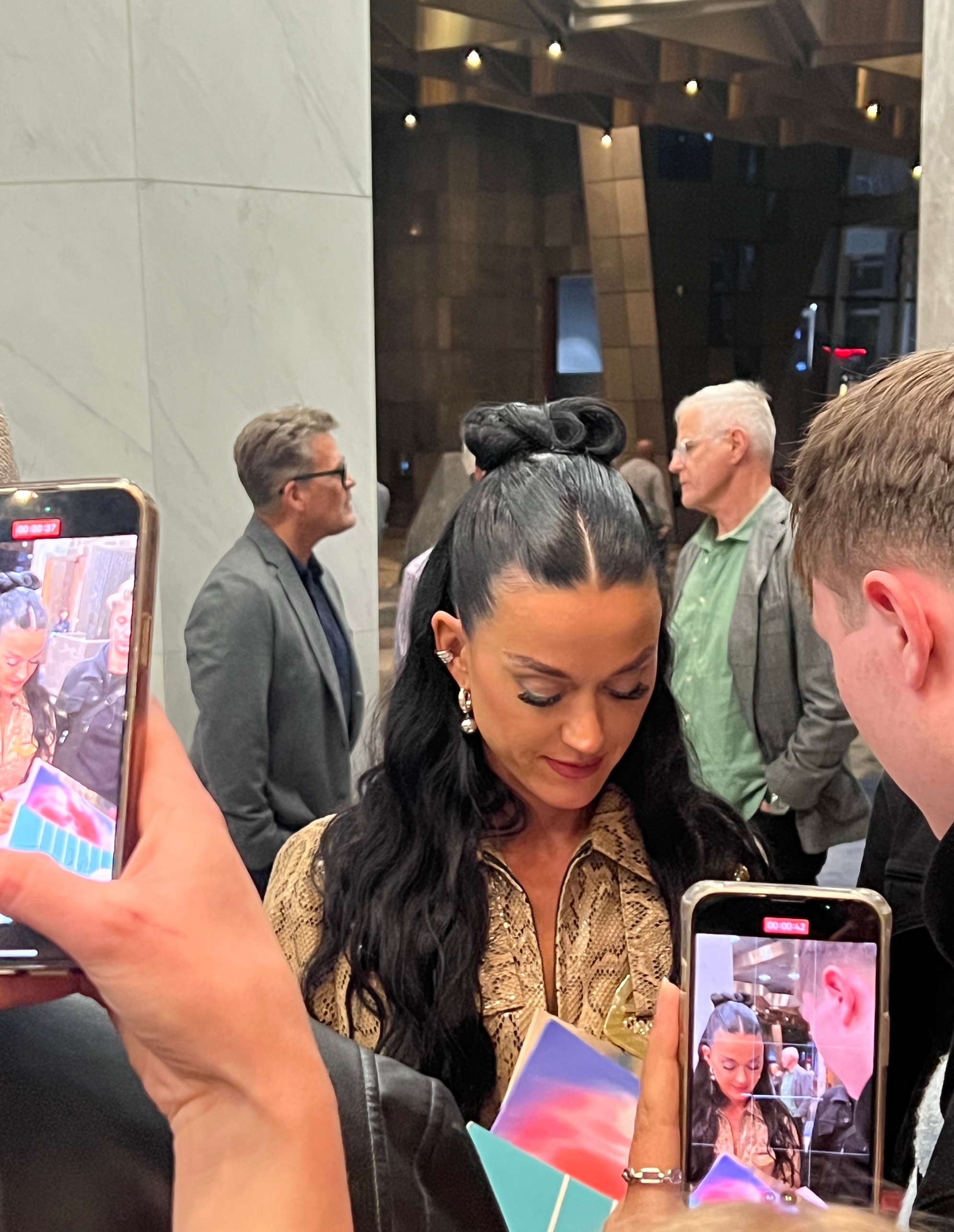 一位歌迷在偶遇到水果姐katy perry时向水果姐请求合影水果姐二话