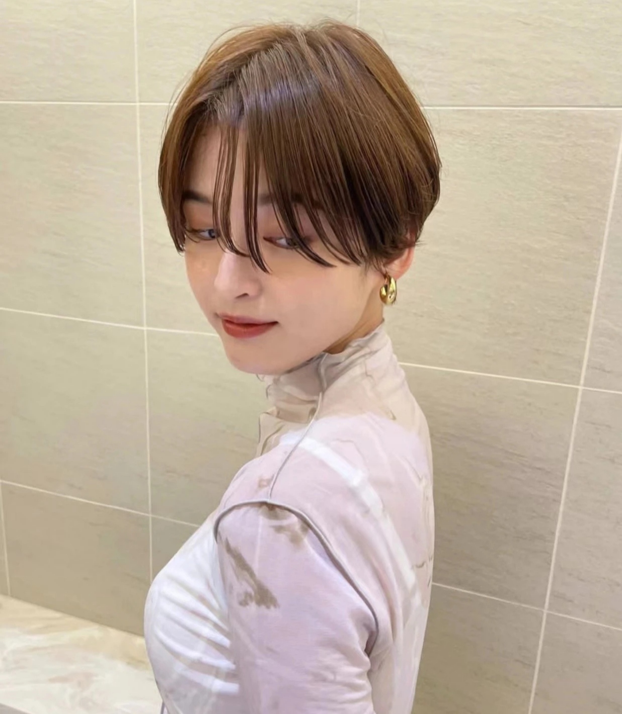 小短发女生