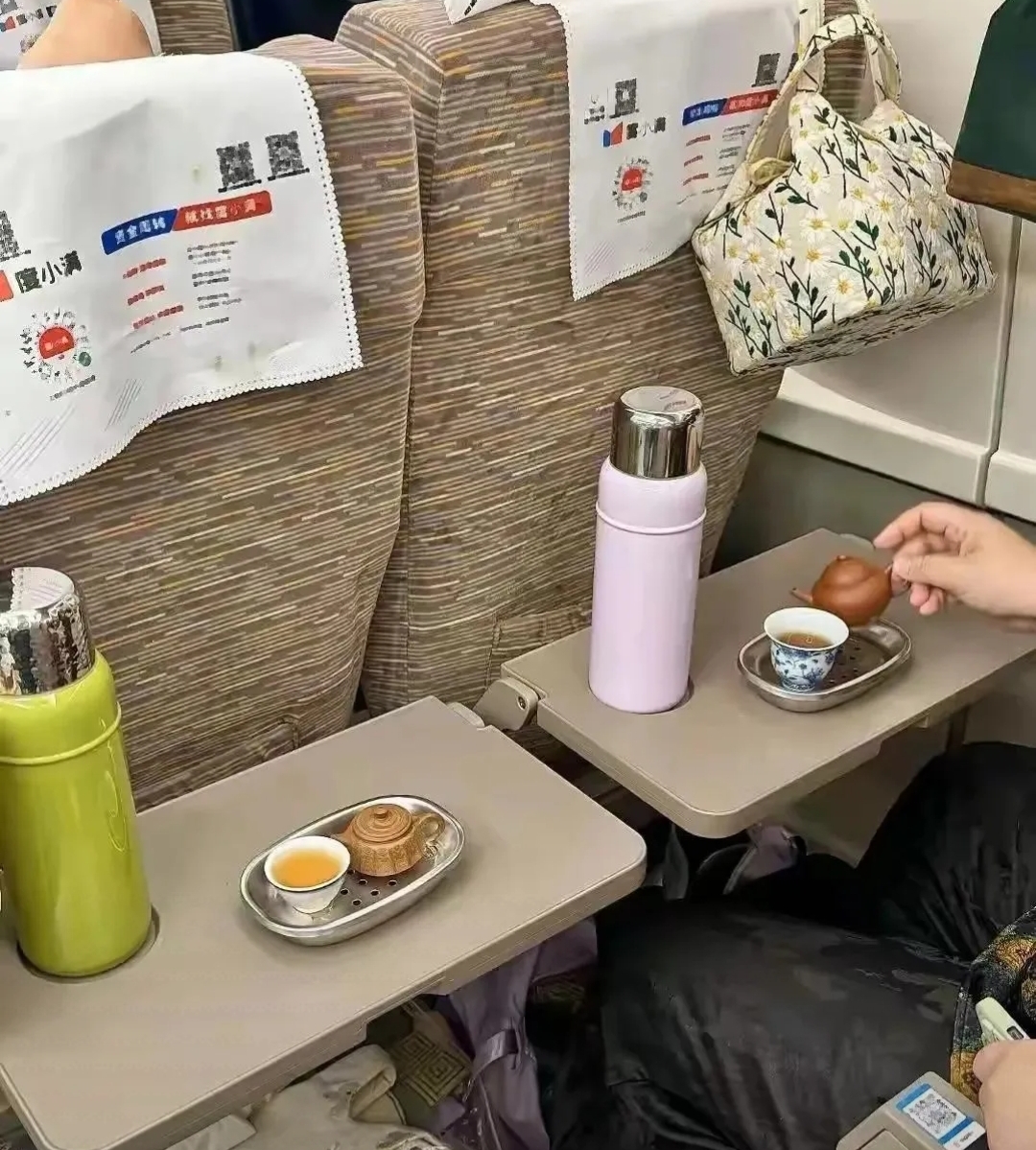 在高铁上看到一对年轻夫妻这样喝茶,两人都是一个热