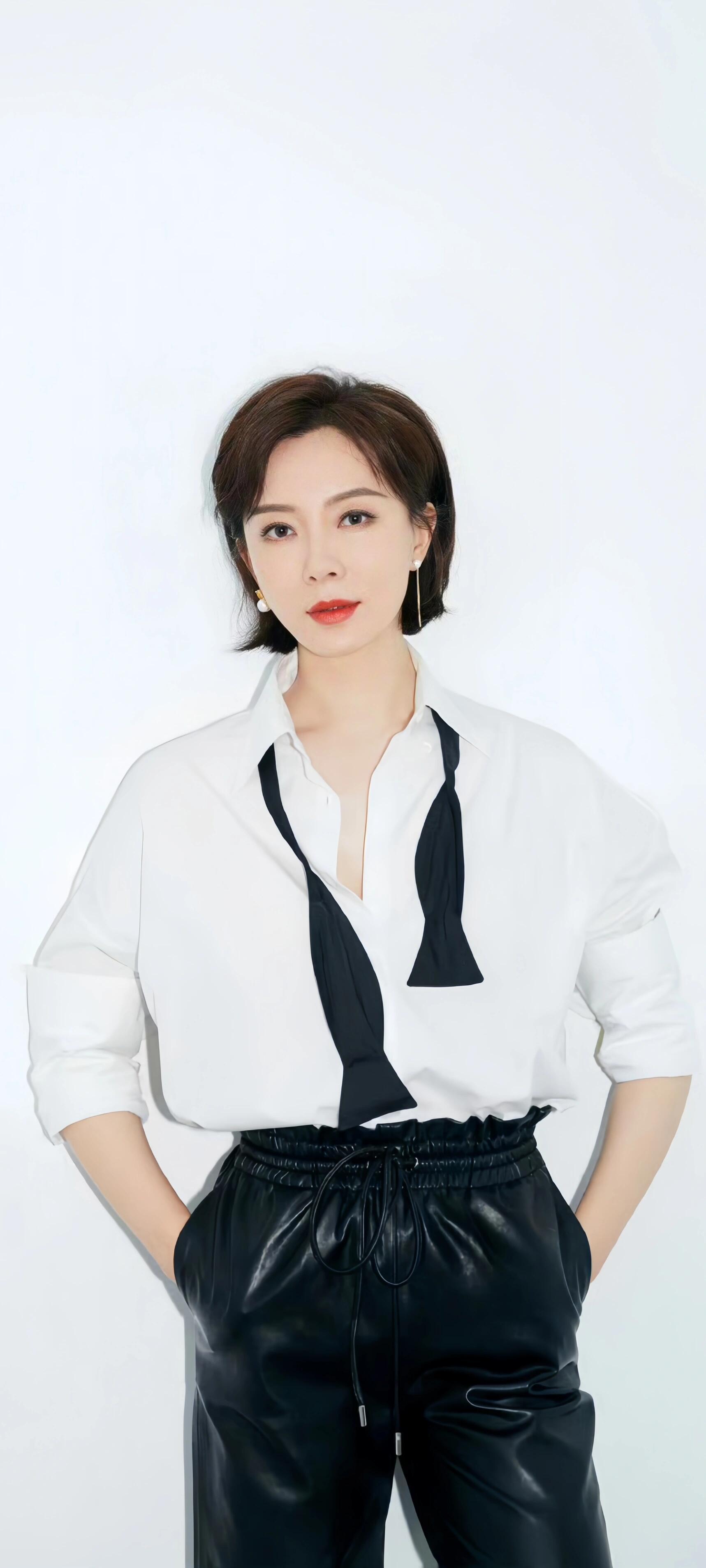 陈数的容颜宛如盛夏的荷花,娇艳欲滴,含苞待放,她的双眸如清澈的湖水