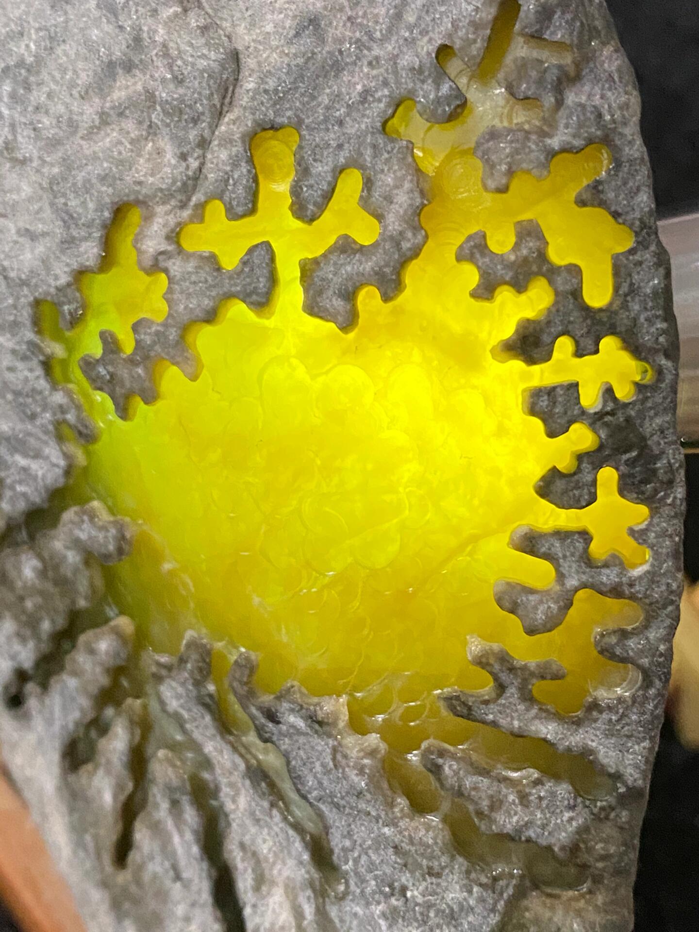 翡翠最不值钱的颜色是金黄的吗(翡翠最不值钱的颜色是金黄的吗图片) 第2张