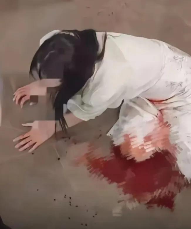女子血流不止女子胸口被刀刺穿的视频孕妇被踢到肚子流血地上流血图片