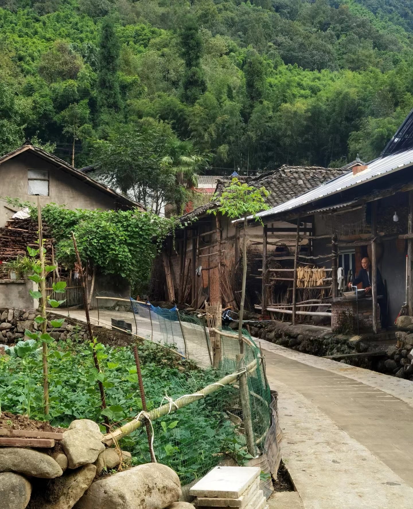 河旁的石头寨因为曾经这里居住的是姓蔡的人比较多所以也叫蔡河坝
