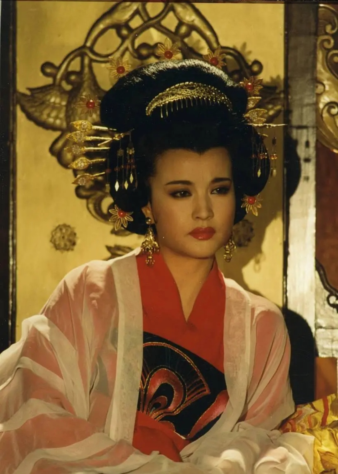 夜色如墨深宫之内烛火摇曳映照着武则天那张