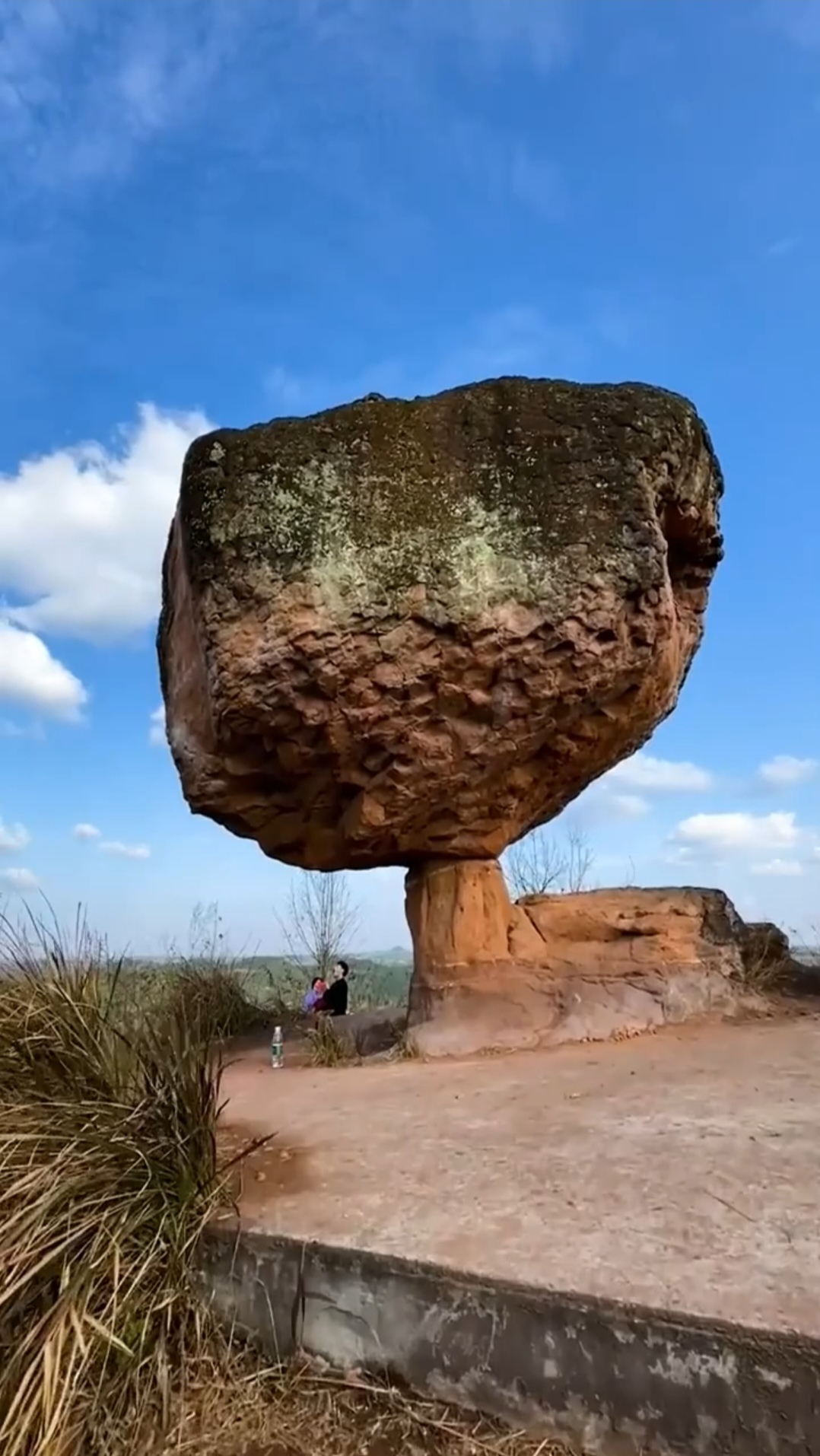 斤石头体积大山岩石照片巨石的形状图片有哪些形状像石老人大小的山