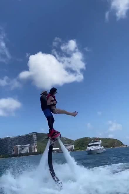 水上飞人抓胸视频网站_水上飞人视频大全