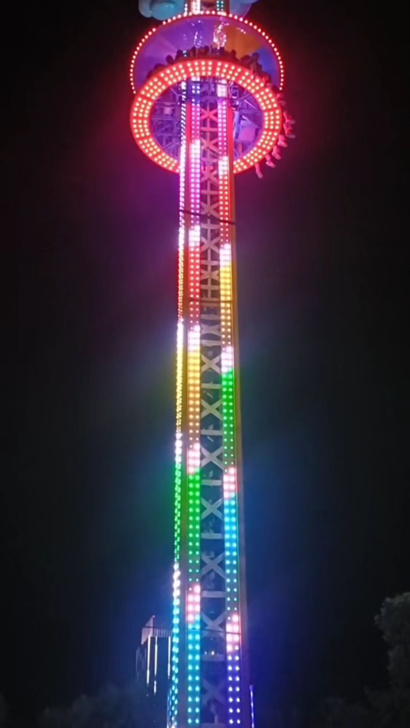 夜晚非常漂亮,这个悬浮升降云梯非常的好玩看看吧!