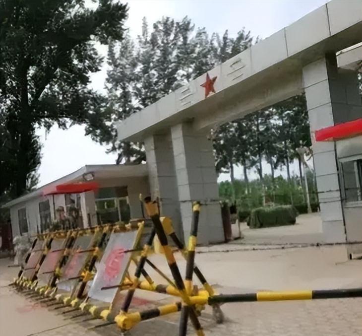 在部队当干事时,随股长外出,被营门卫兵拦下检查假条,结局唏嘘