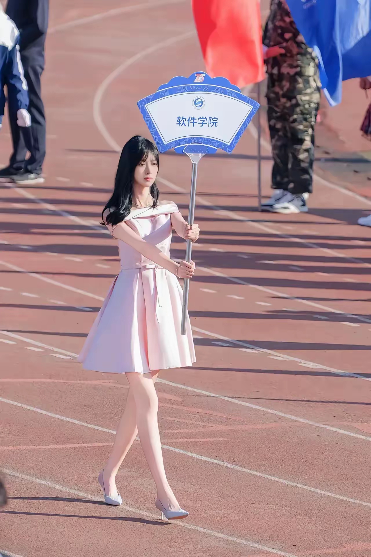 大学运动会举牌女神 沈阳工业大学运动会,9位举牌女神各有各的特色