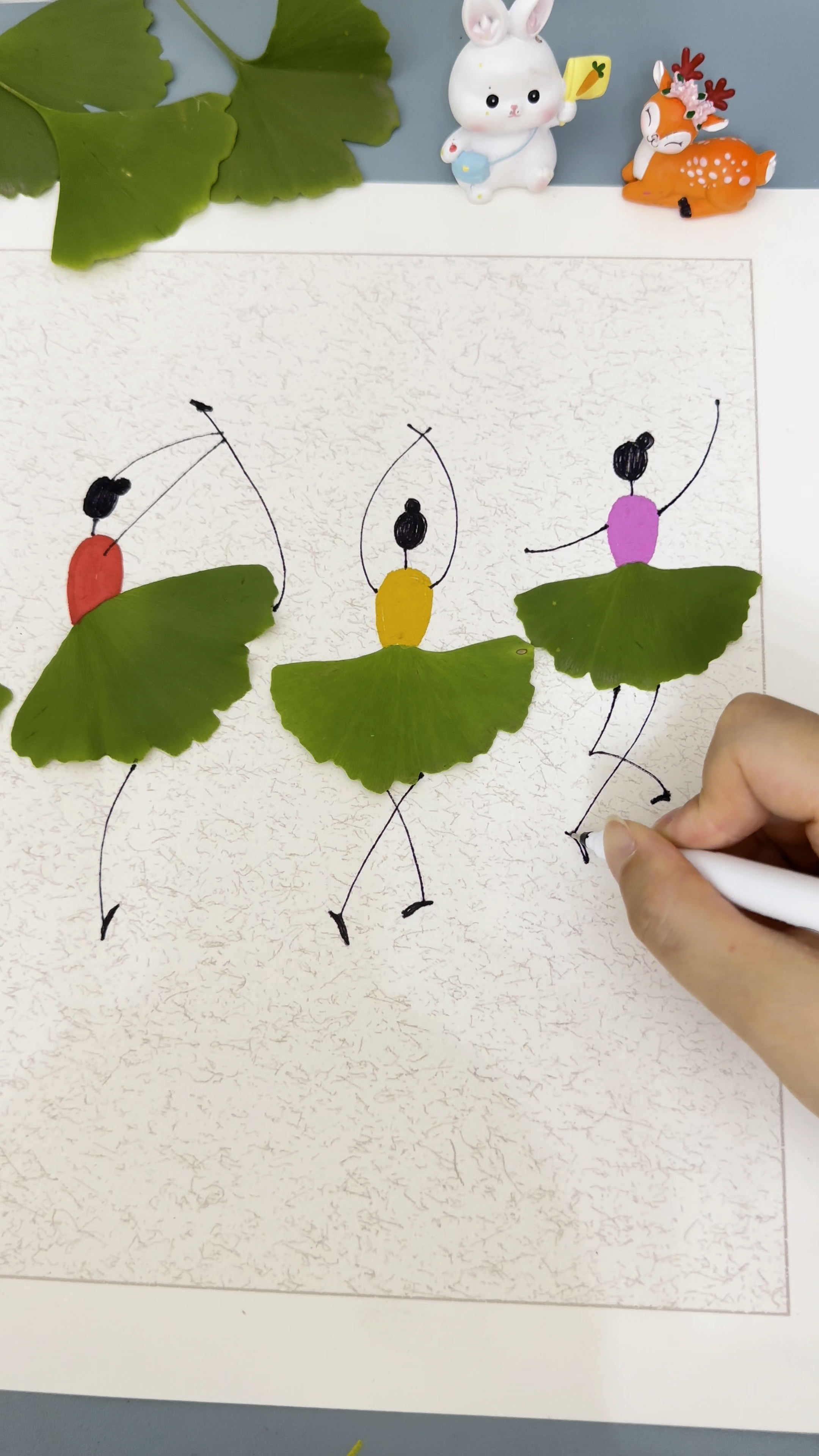 树叶贴画,捡几片树叶和孩子一起做漂亮的芭蕾女孩 #亲子手工