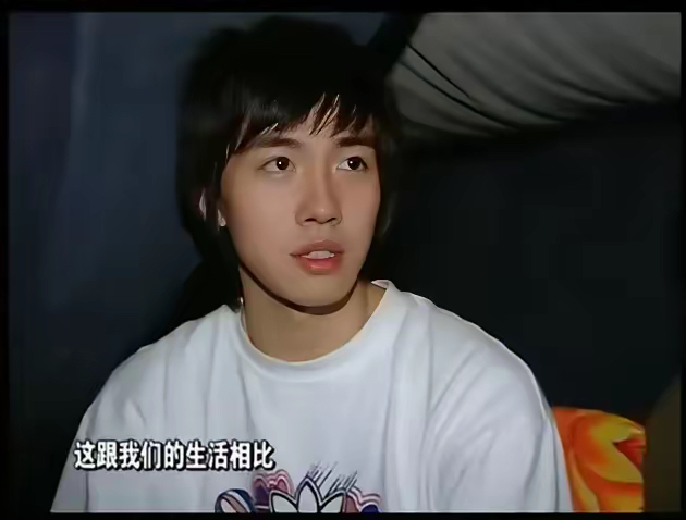 以前就觉得他超帅的,烧伤也挡不住他的光芒!