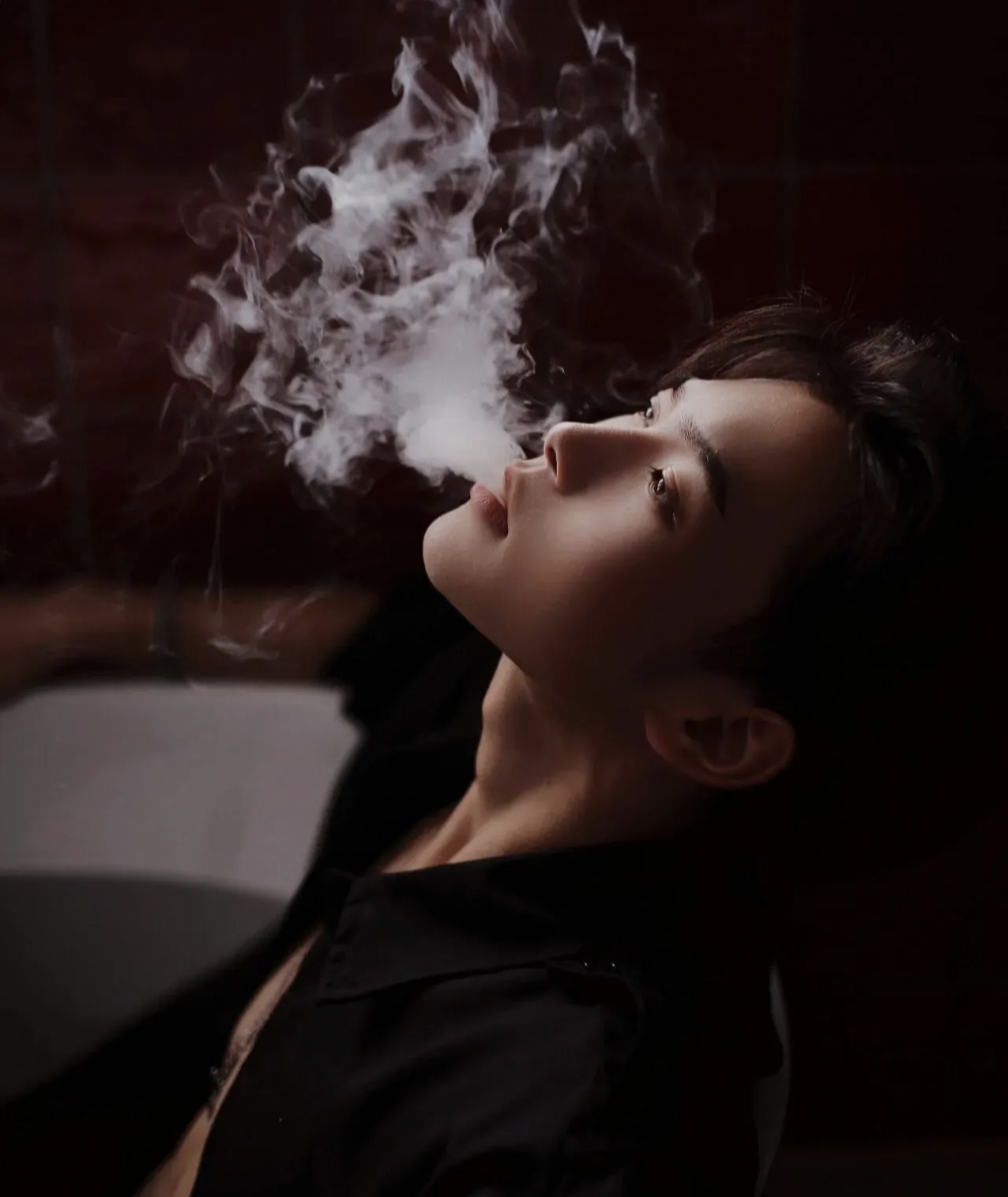 第 二天,他带着妻子去了民政局办理离 婚手续