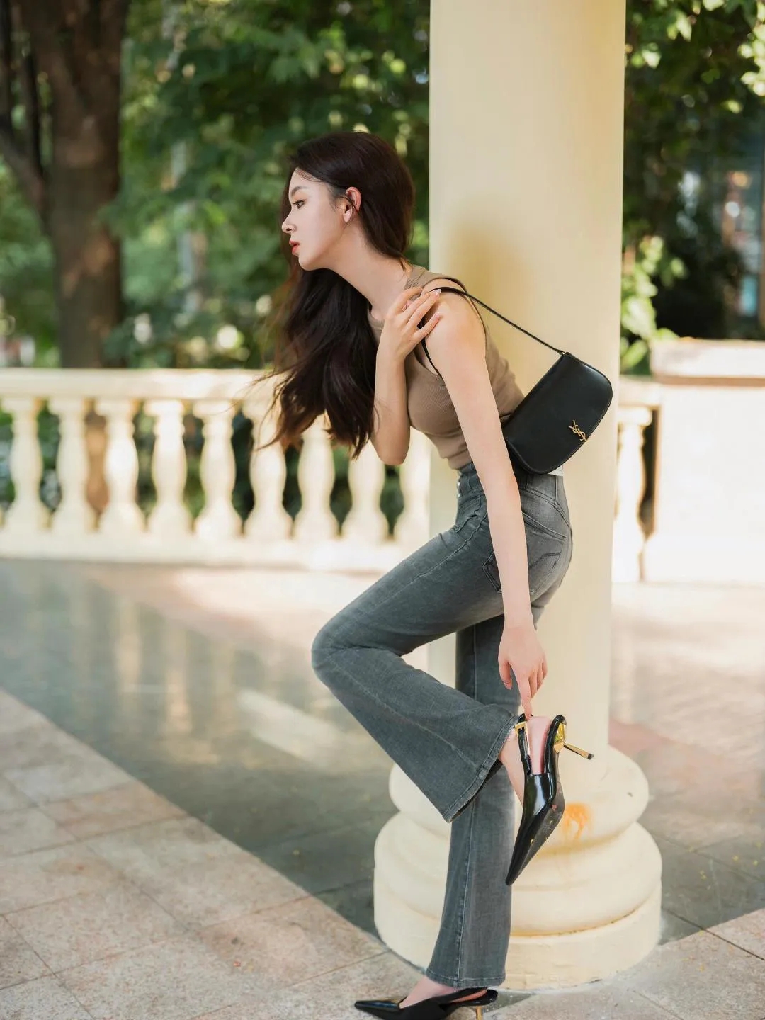 陈瑶一个外表看似瘦弱却内心强大的美女她的美就像绽放的鲜花般娇艳