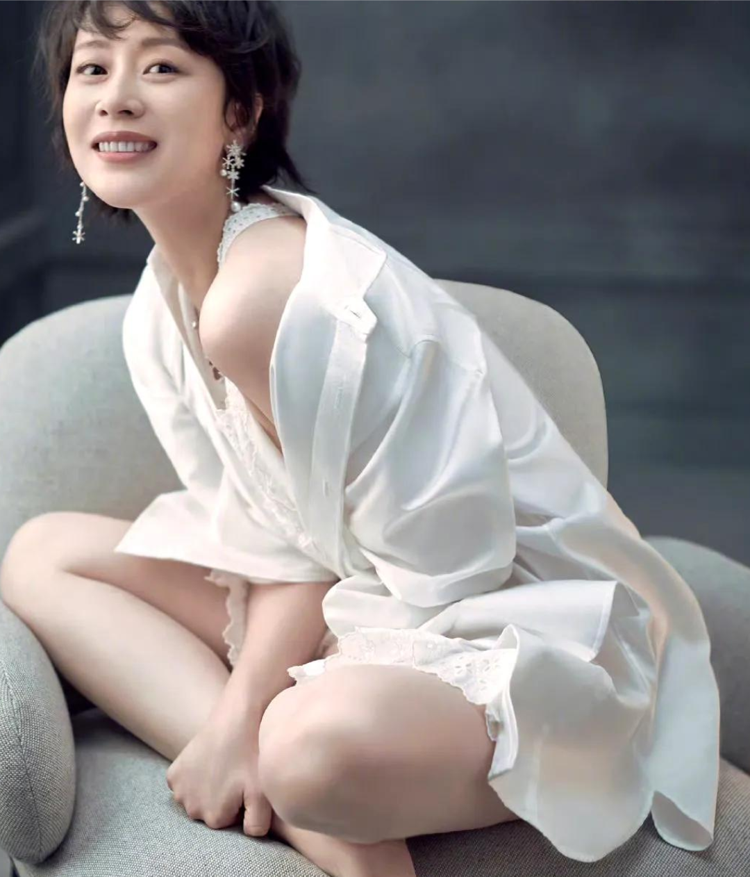 虽然说她的表情很诱惑,但是配的这个发型就有点一言难尽的感觉了,既然