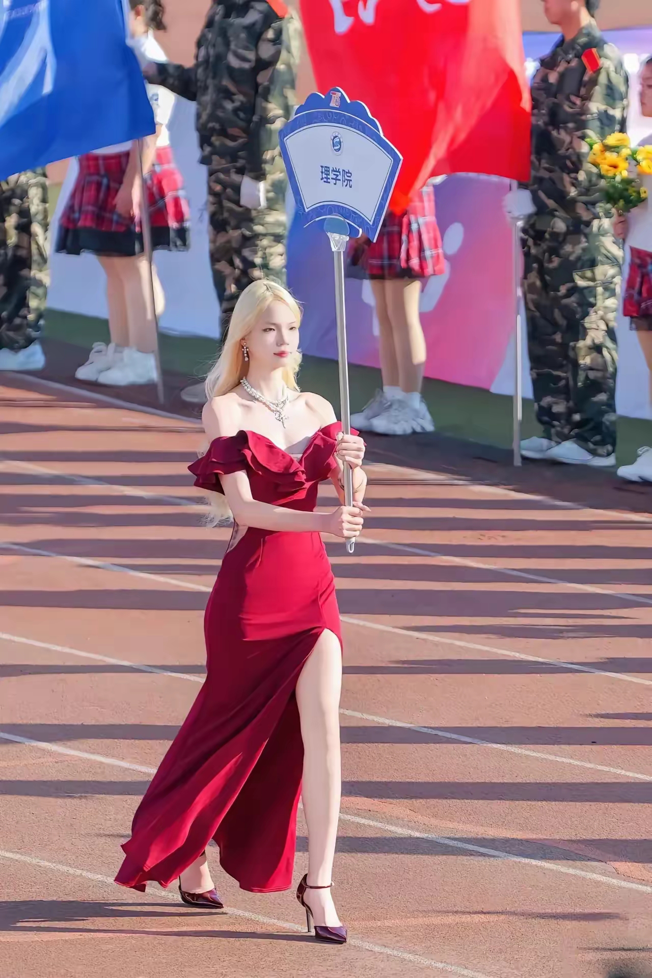 大学运动会举牌女神 沈阳工业大学运动会,9位举牌女神各有各的特色