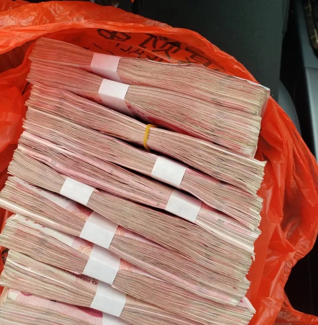 中秋节回娘家团聚,吃饭的时候我哥拿出10万块钱放我跟前,并说这钱总算