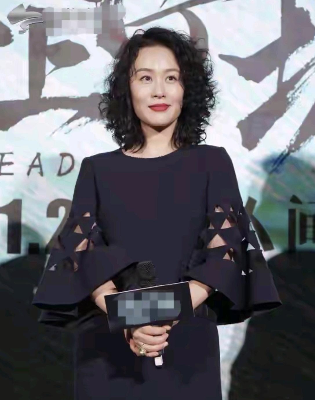 58岁女演员邬君梅演技实力派,穿衣打扮特别得体,自然又优雅,举手投足