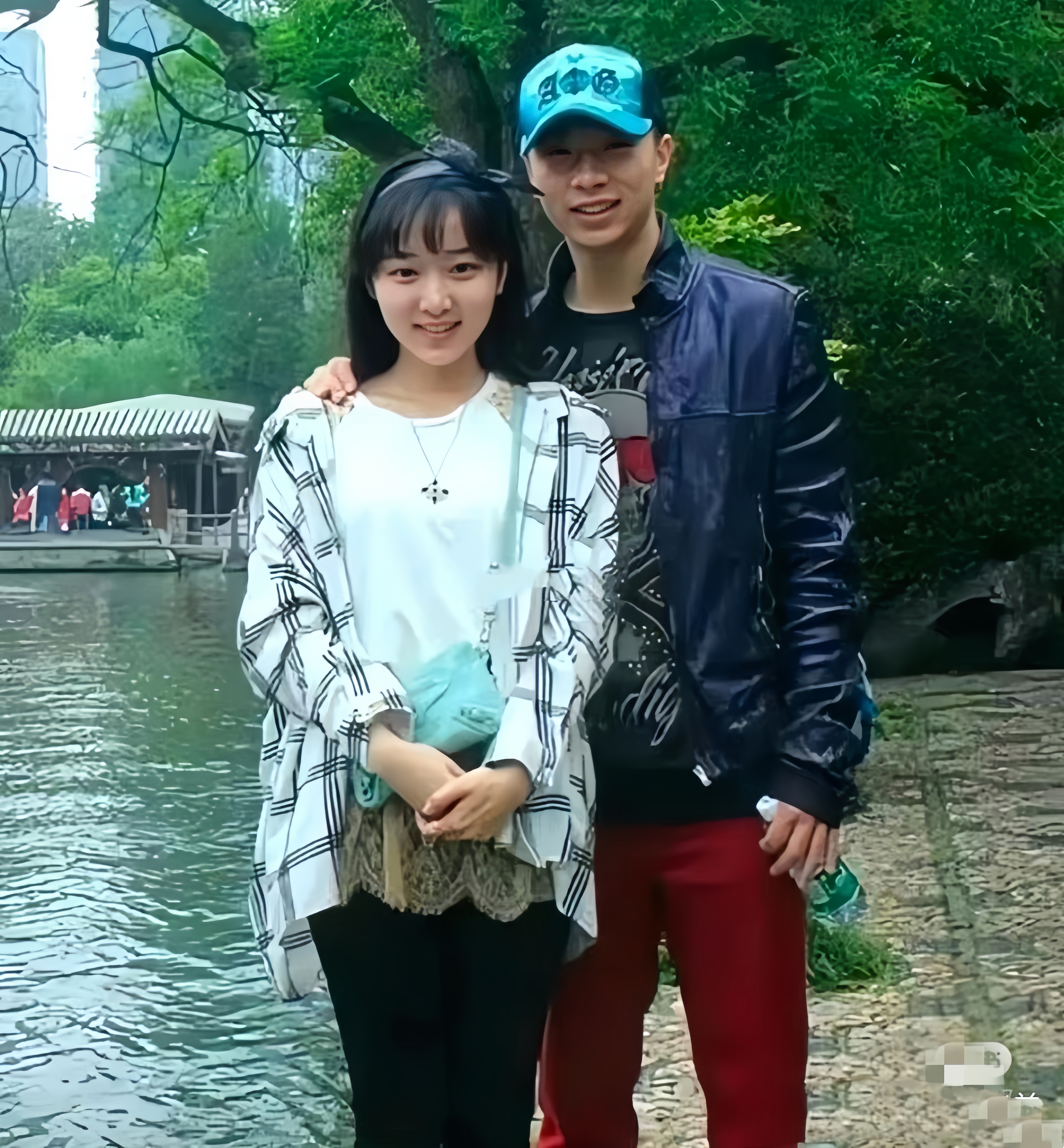 据了解,马龙的妻子夏露生于1990年,是一位法学专业的才女,毕业后曾在