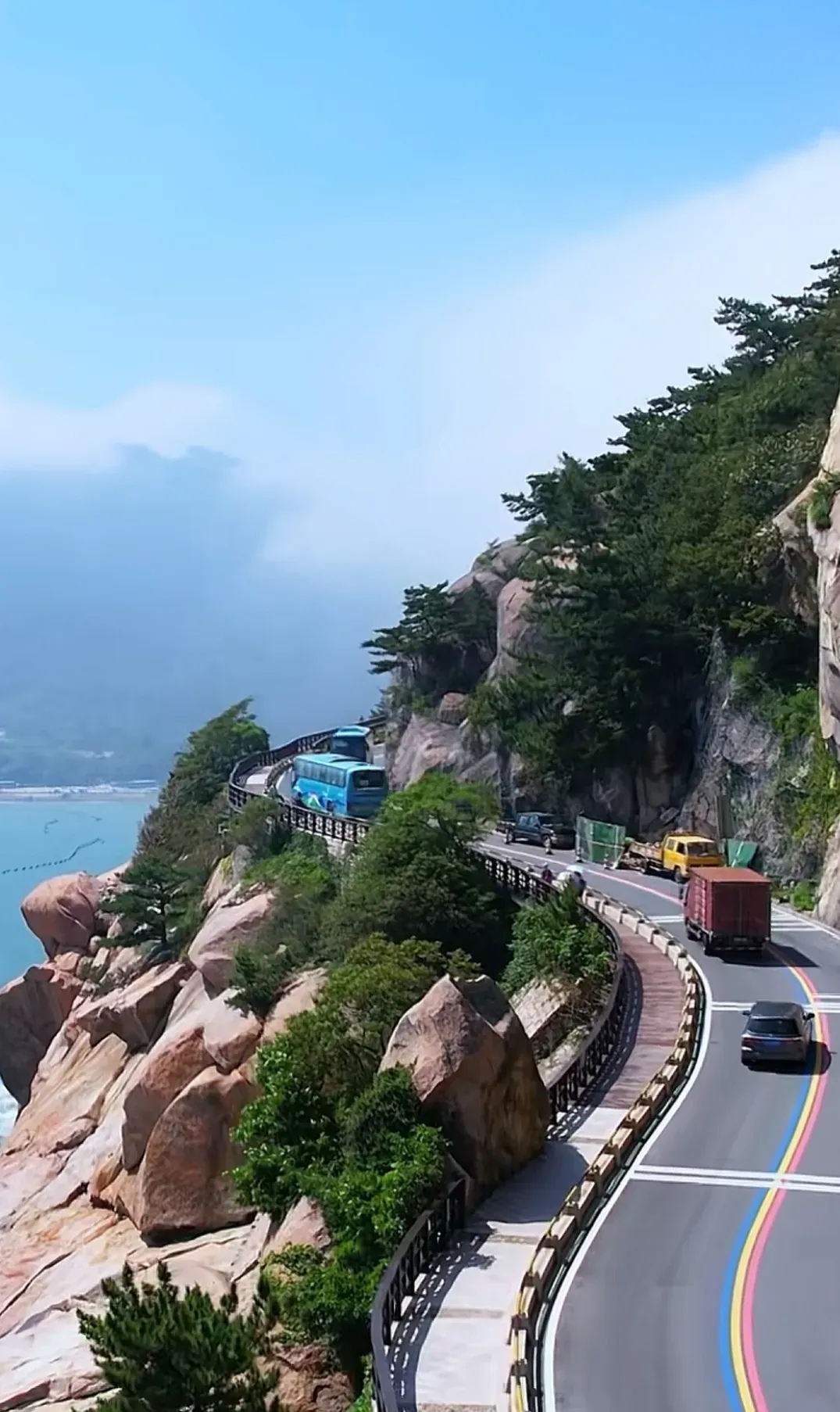 在美丽的青岛市,有一条令人叹为观止的环海公路——崂山环海公路.