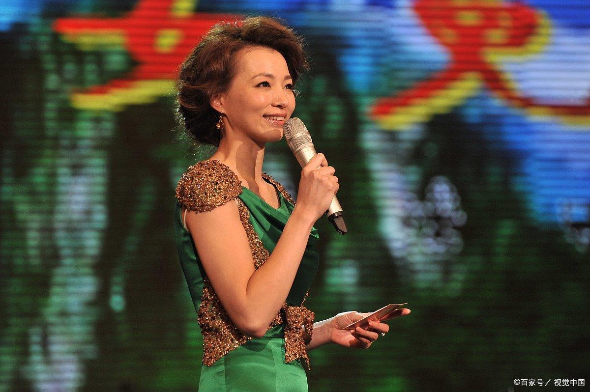 董卿是央视著名女主持人,曾经主持的《中国